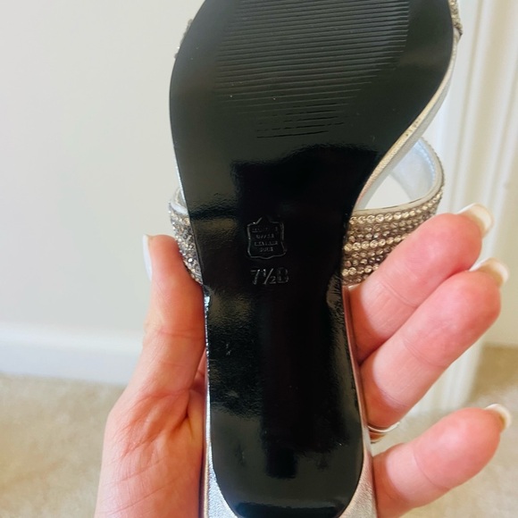 Caparros Silver Women's heels size 7.5 - Picture 4 of 9